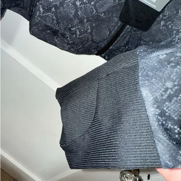 New Fabletics Oasis Cropped Hoodie Tonal Snakeskin Women's size M - Picture 7 of 8